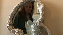 Lisa Fetissova con las piezas de su galería de arte ruso