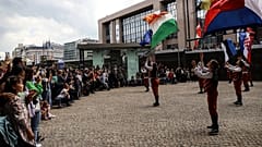 Animação com bandeiras europeias durante jornada de portas abertas em Bruxelas