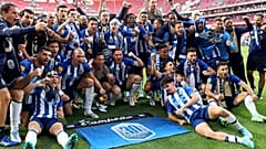 Equipa do FC Porto celebrou o título no relvado do estádio do Benfica