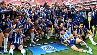 Equipa do FC Porto celebrou o título no relvado do estádio do Benfica
