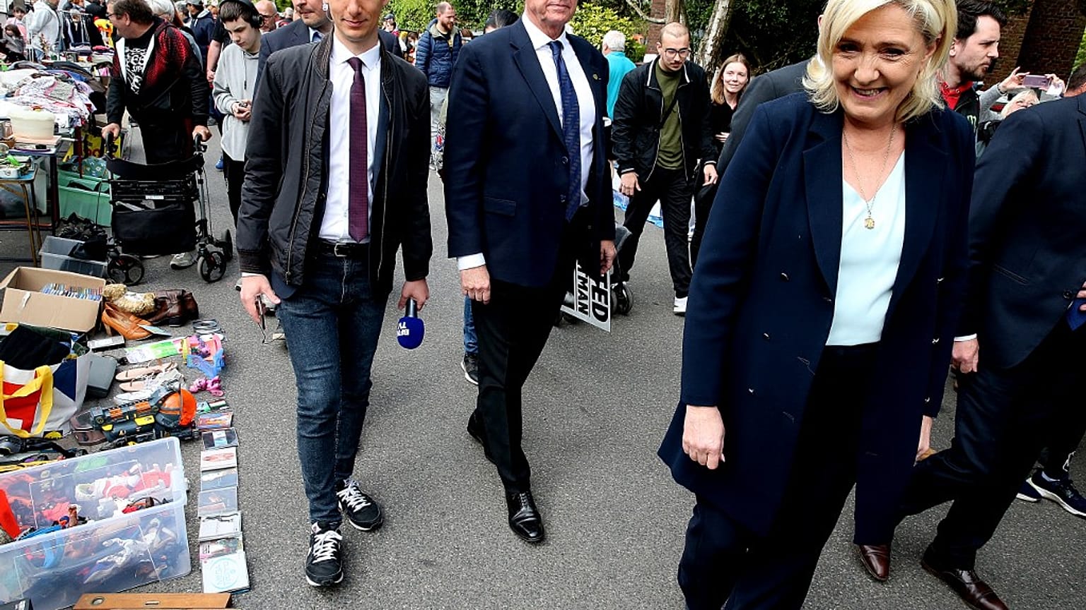 Marine Le Pen in campagna elettorale a Pas de Calais