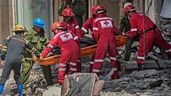 Los rescatistas recuperan un cuerpo en el lugar de la explosión mortal del viernes que destruyó el Hotel Saratoga, en La Habana, Cuba, el sábado 7 de mayo de 2022