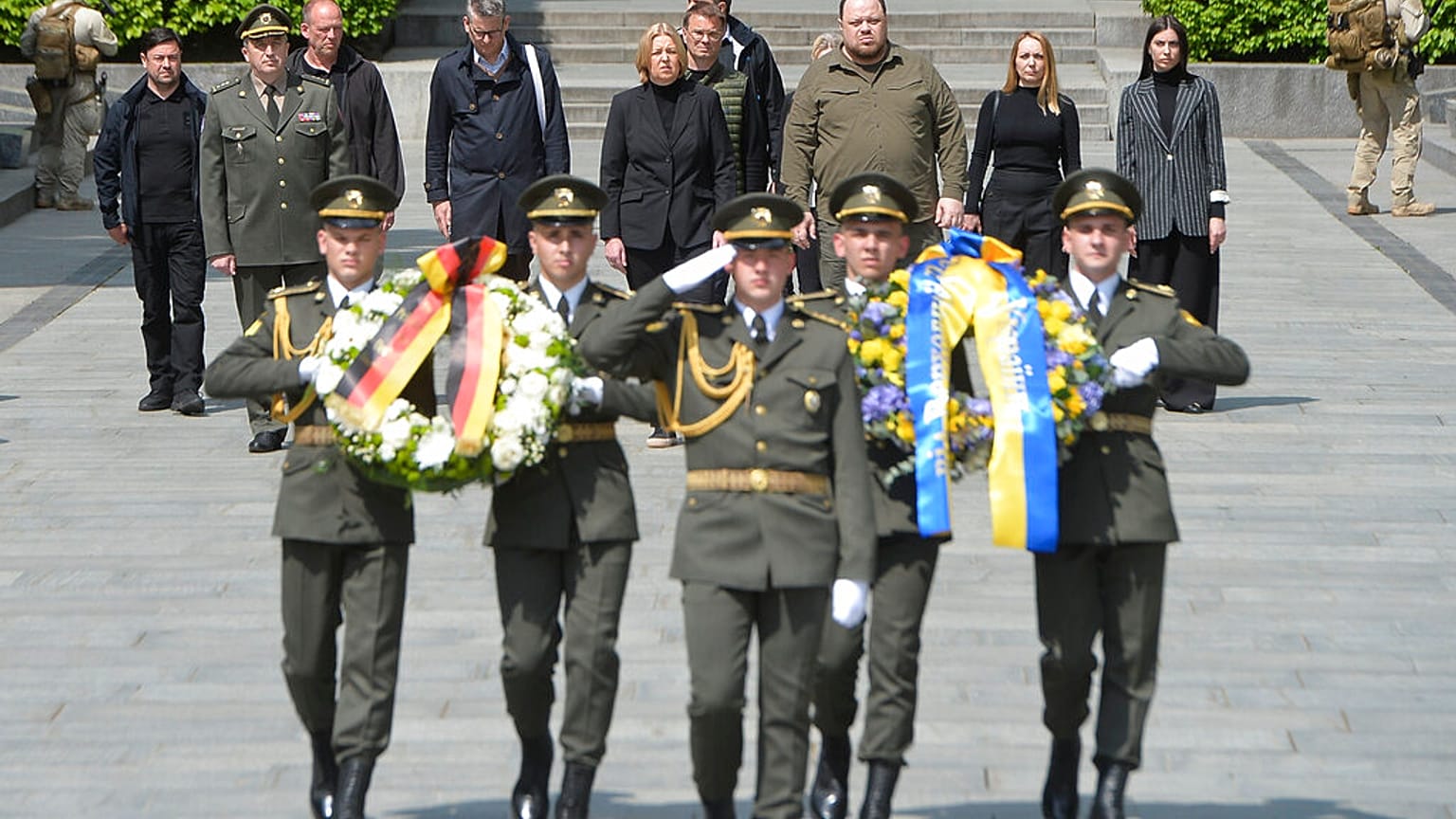 Bundestagspräsidentin Bärbel Bas und ihr ukrainischer Amtskollege legen am Grabmal des unbekannten Soldaten Kränze nieder, 08.05.2022