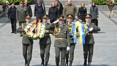 Bundestagspräsidentin Bärbel Bas und ihr ukrainischer Amtskollege legen am Grabmal des unbekannten Soldaten Kränze nieder, 08.05.2022