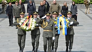Bundestagspräsidentin Bärbel Bas und ihr ukrainischer Amtskollege legen am Grabmal des unbekannten Soldaten Kränze nieder, 08.05.2022