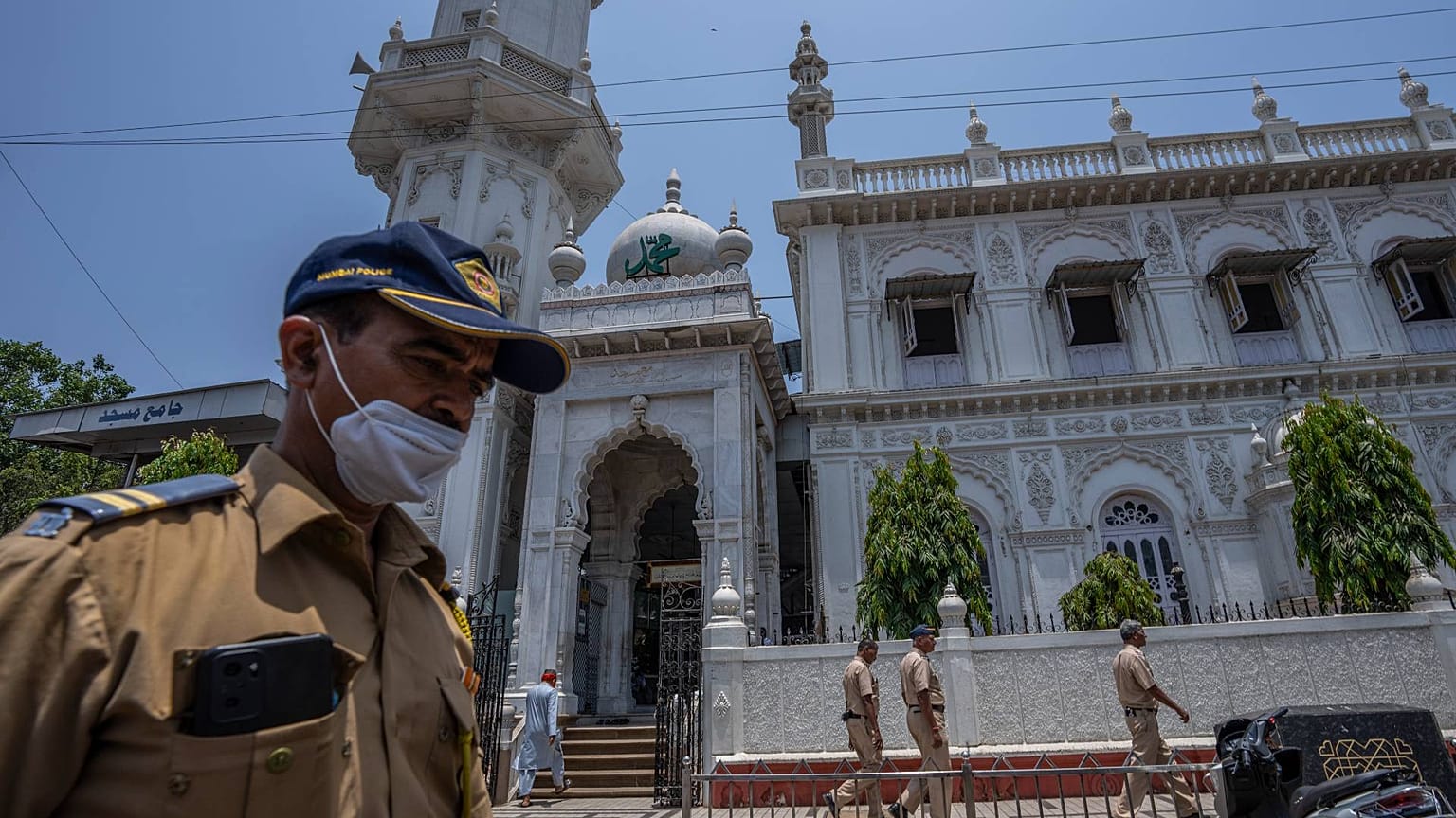 Mumbai'deki camilerde ezan sesi kısılacak 