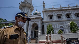Mumbai'deki camilerde ezan sesi kısılacak 