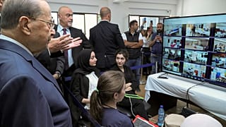 Il presidente libanese nella stanza che supervisiona il voto degli espatriati