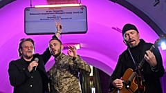 Bono e The Edge, dos U2, com Antytila, um músico ucraniano agora ao serviço do exército da Ucrânia
