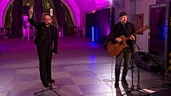 U2 gab ein Überraschungskonzert in einer U-Bahnstation in Kiew, 08.05.2022
