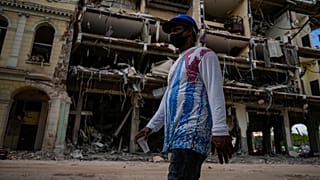 Περαστικός μπροστά από τα συντρίμια του ξενοδοχείο Σαρατόνγκα στο κέντρο της Αβάνας
