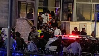 عناصر قوات إسرائيلية ومسعفون ينقلون شخصًا من حاجز تفتيش في باب العامود في البلدة القديمة بالقدس. 2022/05/08