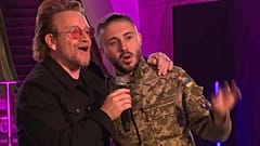 Bono, de U2, canta con un soldado ucraniano en el metro de Kiev