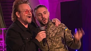 Bono, de U2, canta con un soldado ucraniano en el metro de Kiev