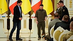 الرئيس الأوكراني ورئيس الوزراء الكندي يحضران حفل توزيع جوائز لخبير أوكراني وكلبه الأسطوري باترون في كييف. 2022/05/08