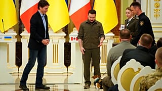 Ο πρωθυπουργός του Καναδά Τζάστιν Τριντό με τον Ουκρανό πρόεδρο Βολοντίμιρ Ζελένσκι στο Κίεβο παραχωρούν κοινή συνέντευξη Τύπου