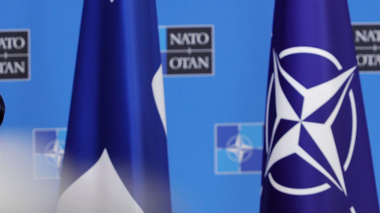 Finlandiya bayrağı (solda), NATO bayrağı