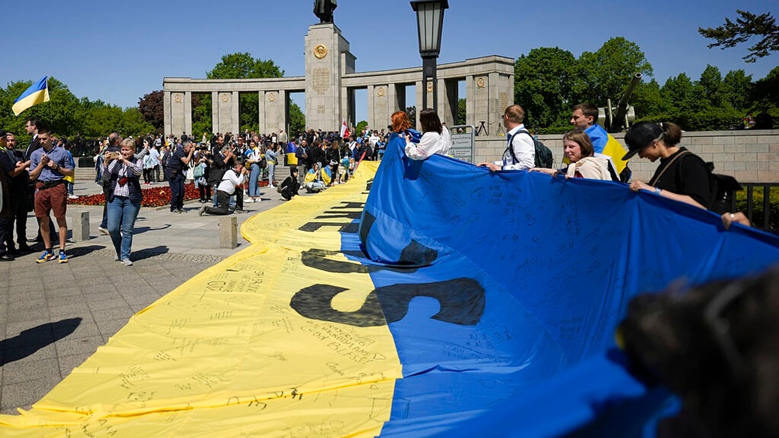 Берлинская полиция решила свернуть 25-метровый Флаг Украины у мемориального комплекса в Тиргартене