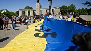 Берлинская полиция решила свернуть 25-метровый Флаг Украины у мемориального комплекса в Тиргартене
