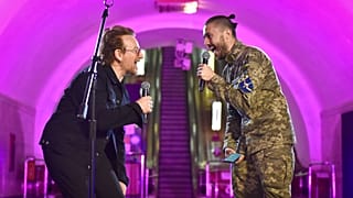 Bono ír rockzenész Tarasz Topolja ukrán énekessel együtt énekel egy kijevi metróállomáson 2022. május 8-án.