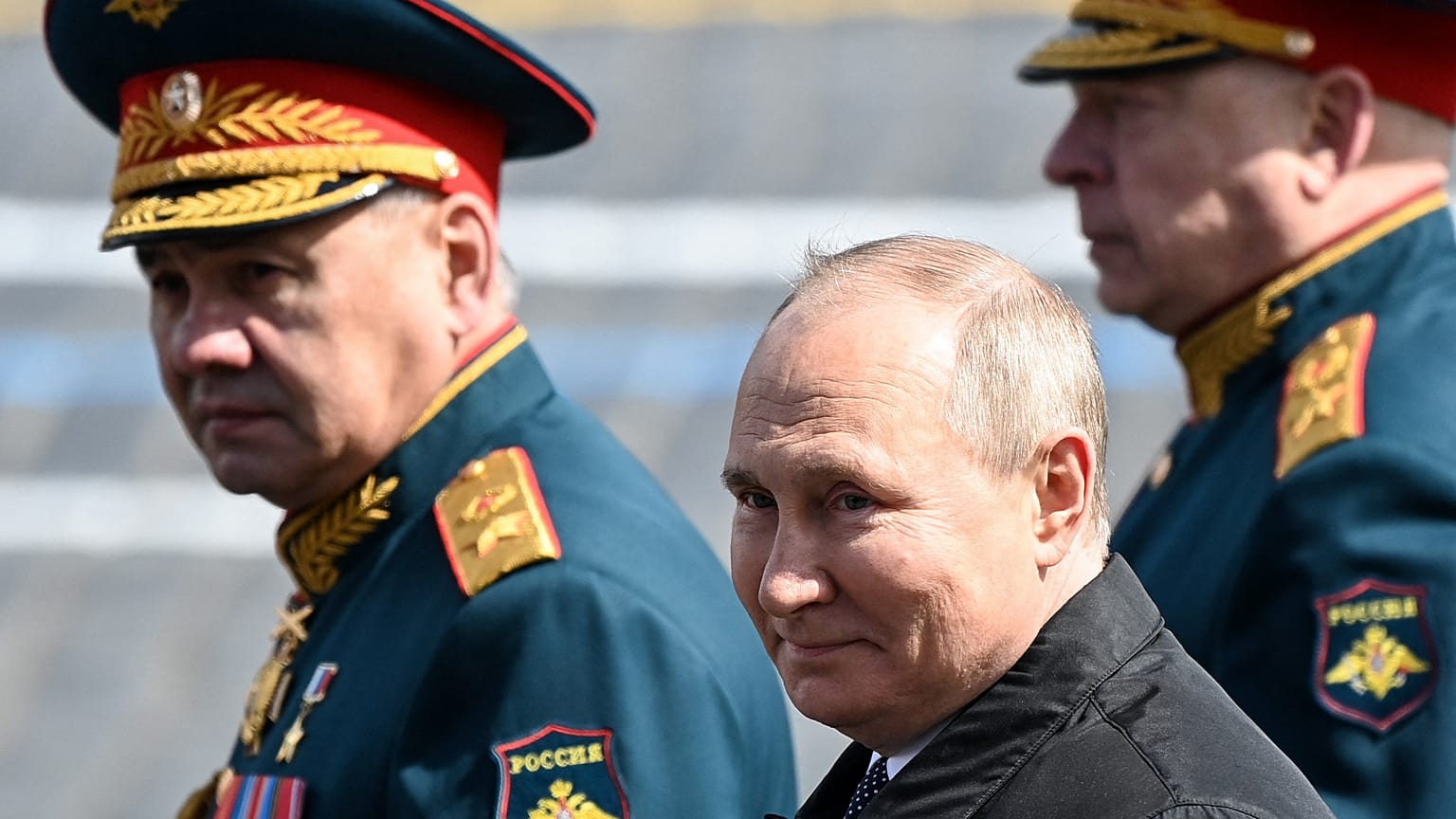 Il ministro della Difesa russo Minister Sergei Shoigu e il presidente Vladimir Putin lasciano la piazza rossa dopo la parata militare del 9 maggio 2022
