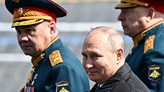 Il ministro della Difesa russo Minister Sergei Shoigu e il presidente Vladimir Putin lasciano la piazza rossa dopo la parata militare del 9 maggio 2022