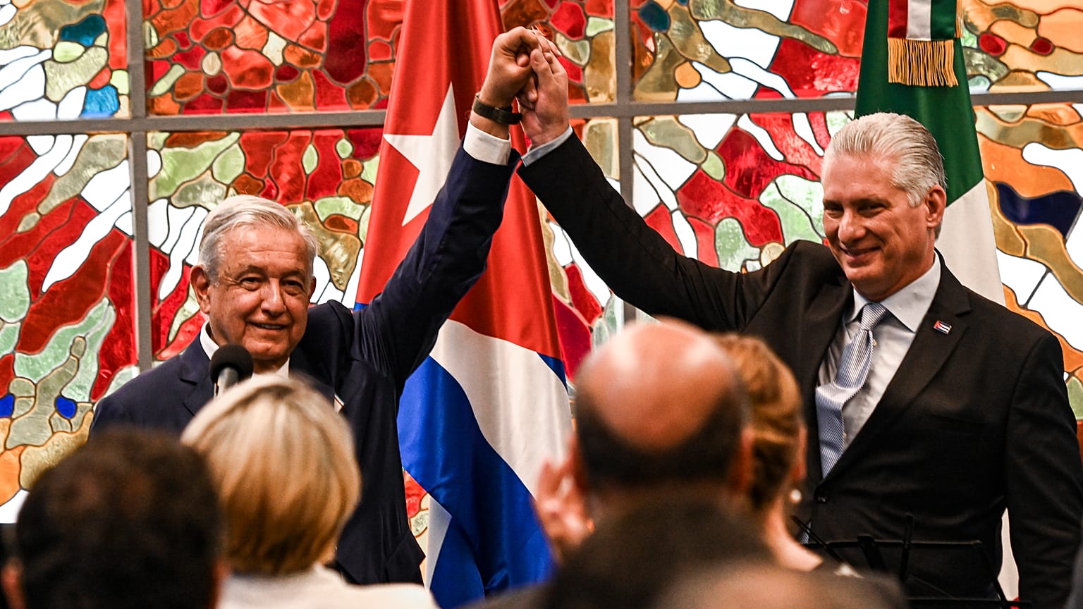 El presidente cubano Miguel Díaz-Canel, a la derecha, y su homólogo mexicano Andrés Manuel López Obrador, a la izquierda.