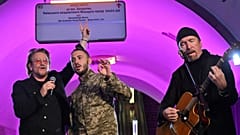 بونو وذي إيدج من فرقة الروك الإيرلندية يوتو يحييان حفلة موسيقية في محطو مترو بكييف