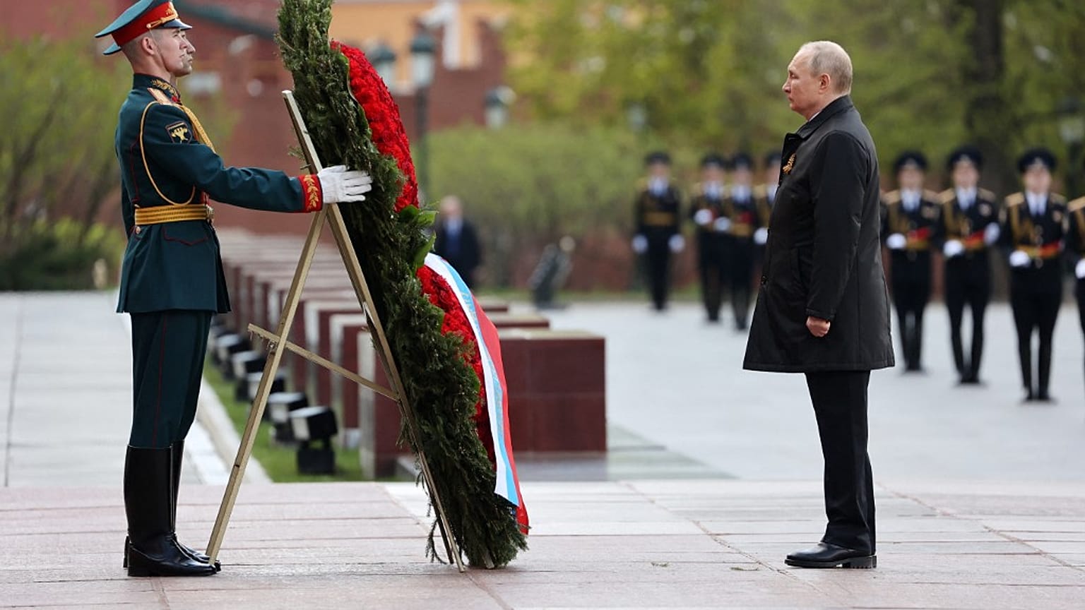 Vladimir Poutine devant la tombe du soldat inconnu (Moscou, Russie), le 9 mai 1945