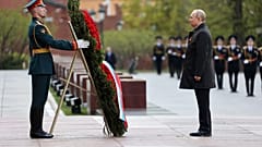 Putin, Rusya’da Sovyetler Birliği’nin İkinci Dünya Savaşı’nda Nazi Almanyası'nı mağlup etmesinin 77. yıl dönümü törenlerinde Meçhul Asker anıtına çelenk bıraktı