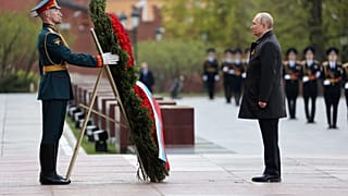 Vladimir Poutine devant la tombe du soldat inconnu (Moscou, Russie), le 9 mai 1945