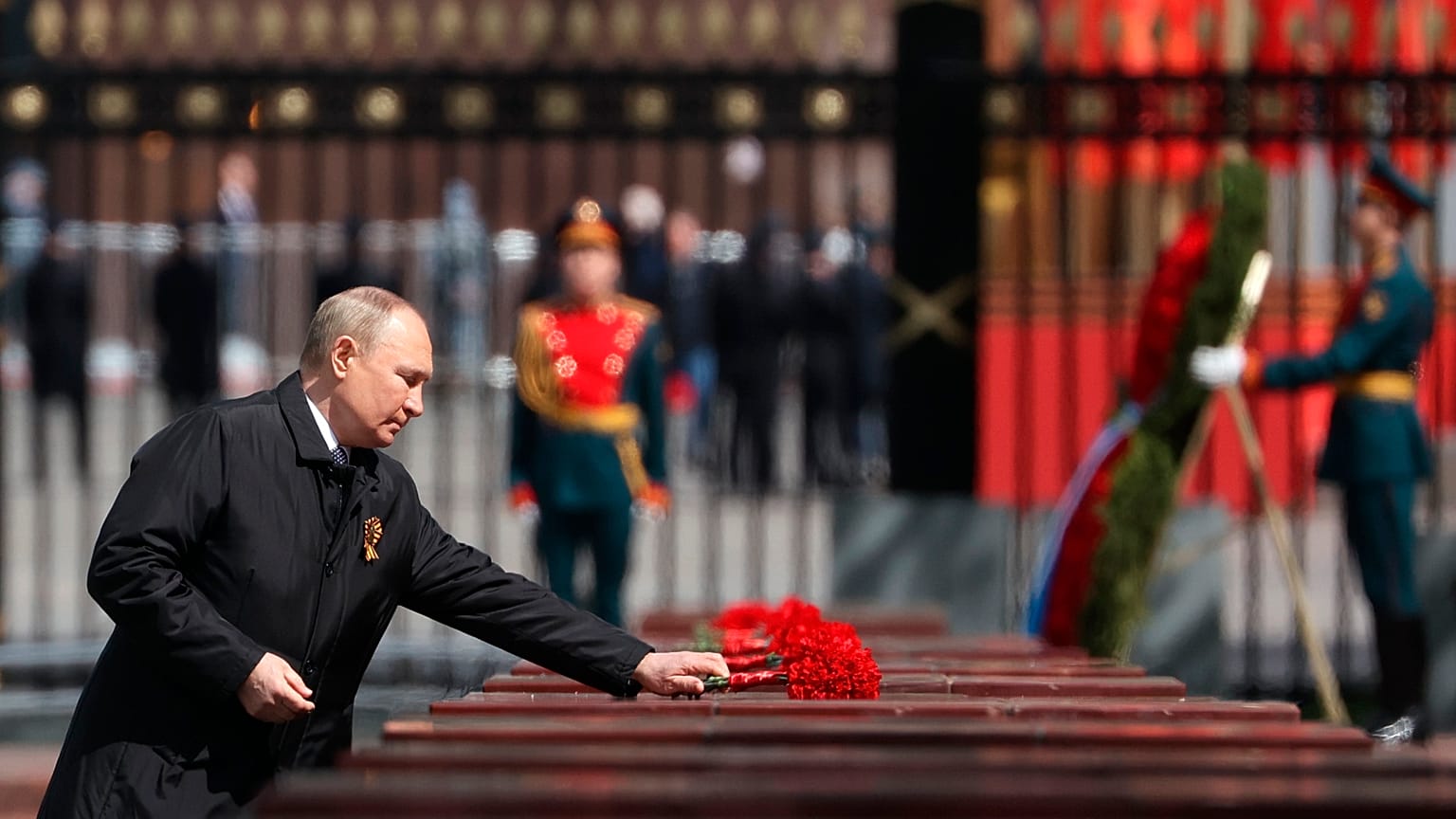 Der russische Präsident Wladimir Putin legt Blumen nieder