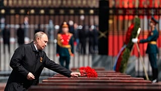Der russische Präsident Wladimir Putin legt Blumen nieder