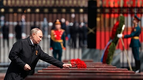 Der russische Präsident Wladimir Putin legt Blumen nieder