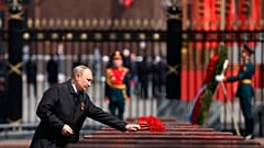 ولادیمیر پوتین پس از رژه نظامی، در مراسم اهدای تاج گل در مقبره سرباز گمنام 