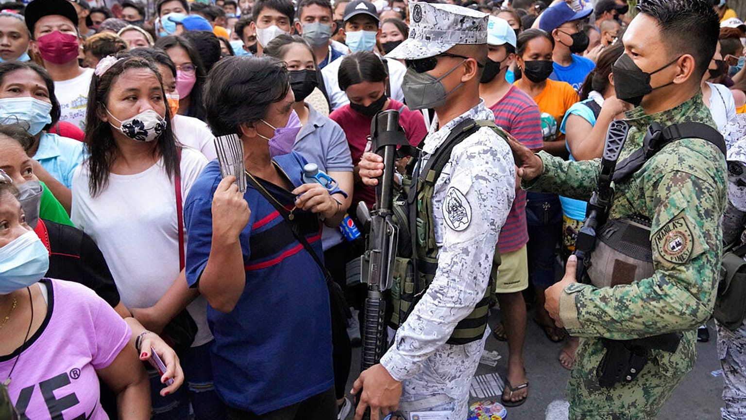 Filipinliler seçim merkezlerinde uzun kuyruklar oluşturdu