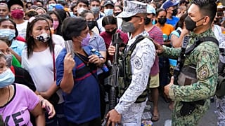 Filipinliler seçim merkezlerinde uzun kuyruklar oluşturdu