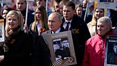El presidente ruso Vladímir Putin asiste a la marcha del Regimiento Inmortal en la Plaza Roja