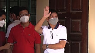 Le futur président des Philippines devant le bureau de vote