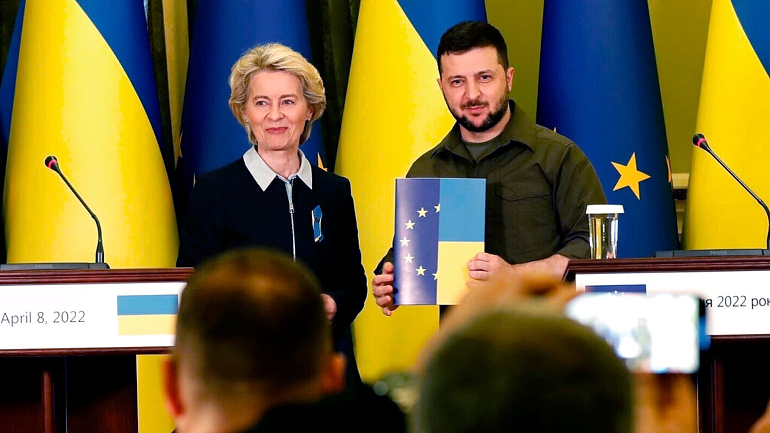 AB Komisyonu Başkanı Ursula von der Leyen, Ukrayna Devlet Başkanı Vladimir Zelenskiy ile Kiev'de buluştu 8 Nisan 2022