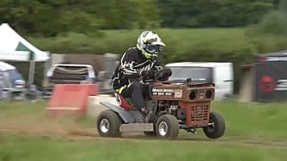 Un coureur de la course de tondeuses du "cowpie country show" dans le Surrey 
