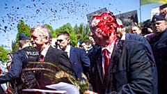 Vörös festék csattan a varsói orosz nagykövet arcán