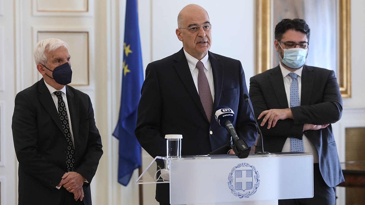 Ο Νίκος Δένδιας κατά την υποδοχή του Μανώλη Ανδρουλάκη στην Αθήνα