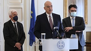 Ο Νίκος Δένδιας κατά την υποδοχή του Μανώλη Ανδρουλάκη στην Αθήνα