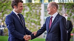 Le chancelier allemand Olaf Scholz, accueillant le président français Emmanuel Macron à Berlin, en Allemagne, lundi 9 mai 2022.