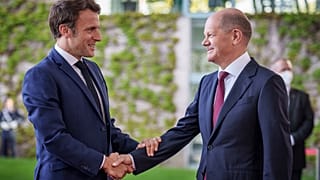 Le chancelier allemand Olaf Scholz, accueillant le président français Emmanuel Macron à Berlin, en Allemagne, lundi 9 mai 2022.