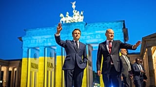 Олаф Шольц и Эммануэль Макрон перед Бранденбургскими воротами, 9 мая 2022 года.