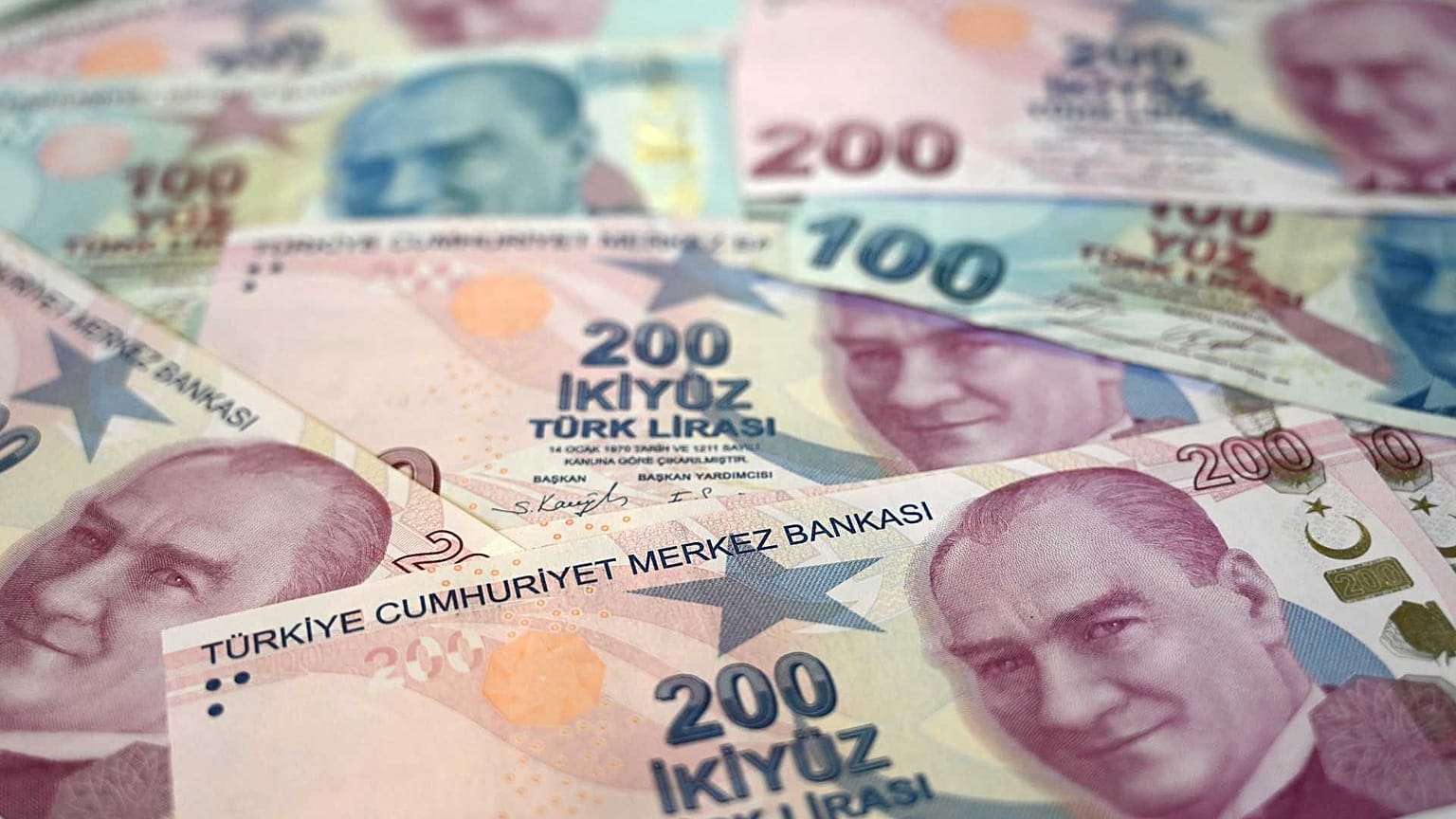 صورة تم التقاطها في 7 ديسمبر 2021 في اسطنبول تظهر الأوراق النقدية بالليرة التركية