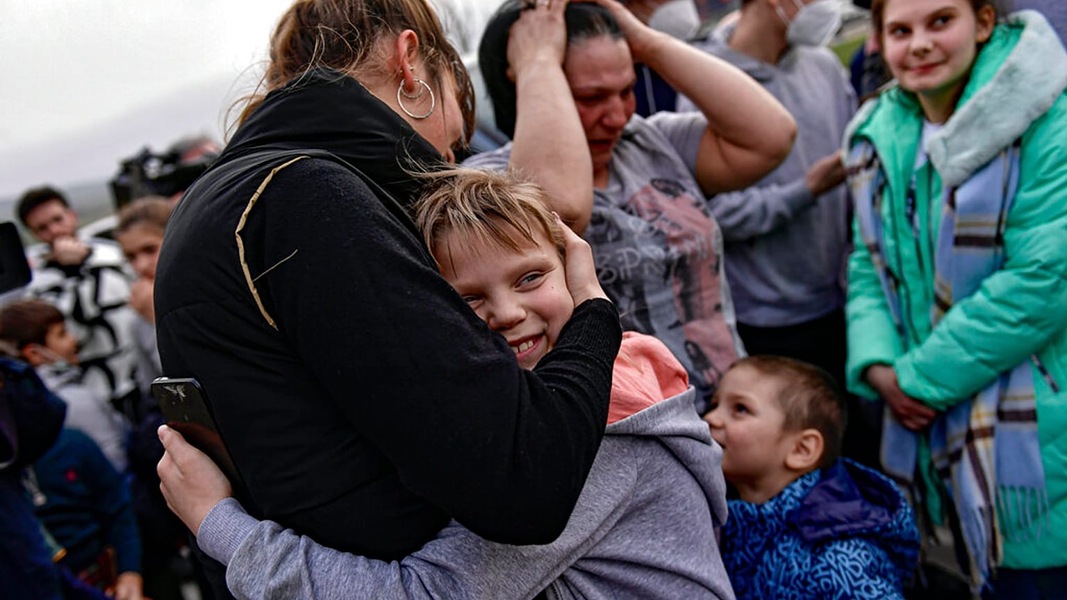 Egy másik ukrán család, a 21 éves Irina Oscaria és húga találkozása a spanyolországi Cizur Menor-ban, március 15-én. KÉPÜNK CSUPÁN ILLUSZTRÁCIÓ!