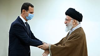 المرشد الأعلى للثورة الإسلامية يصافح الرئيس السوري بشار الأسد طهران - إيران 07/05/2022